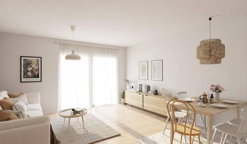 In dem hell erleuchteten Wohnzimmer kommt die ganze Familie zusammen - 