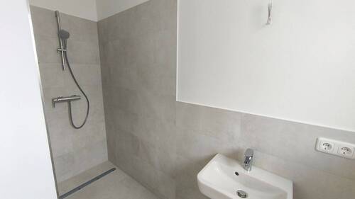 Gäste-WC mit Dusche EG - 