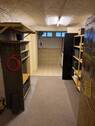Kleiner Keller mit Regalen - 