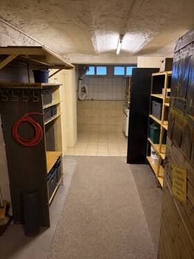 Kleiner Keller mit Regalen - 