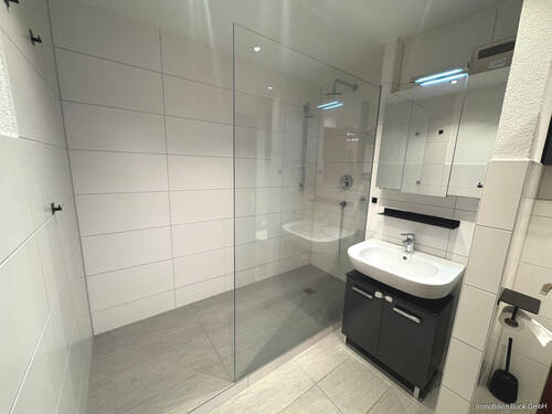 Badezimmer - Helle und großzügig geschnittene Wohnung mit Balkon und Tiefgaragenstelllplatz