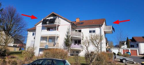 B 3 - Hausansicht mit Pfeil.jpg - 2 Zimmer Etagenwohnung zum Kaufen in Bad Emstal