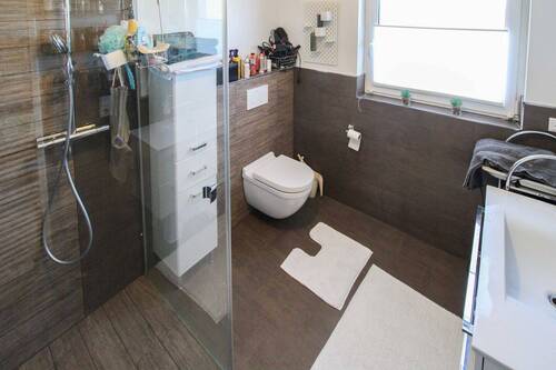 Badezimmer mit Dusche - Einfamilienhaus in Mönchengladbach zum Kaufen