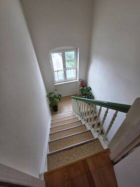 Treppenhaus zur Wohnung - **Gelegenheit! Schöne große Wohnung mit Balkon, Einbauküche und Dachterrasse, KAUFEN statt mieten!!***
