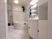 Badezimmer mit Wanne und Dusche - 