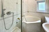 Bad mit Wanne und Dusche - 