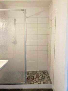 Badezimmer mit großer Dusche - 