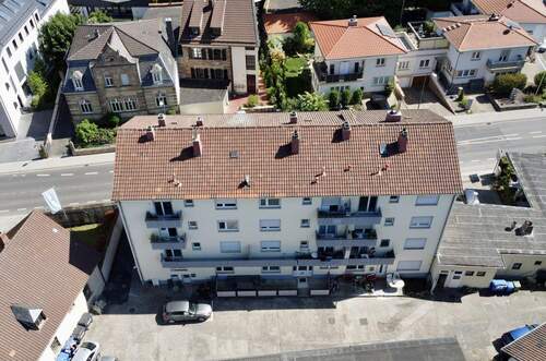 Luftaufnahme der Haus-Rückseite - 3 Zimmer Etagenwohnung in Bad Dürkheim