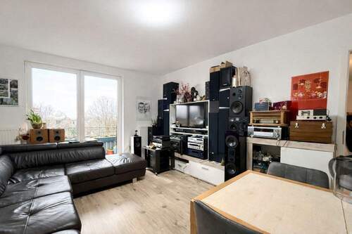 Wohnzimmer mit Balkon - Etagenwohnung mit 69,00 m&sup2; in Bad Dürkheim zum Kaufen