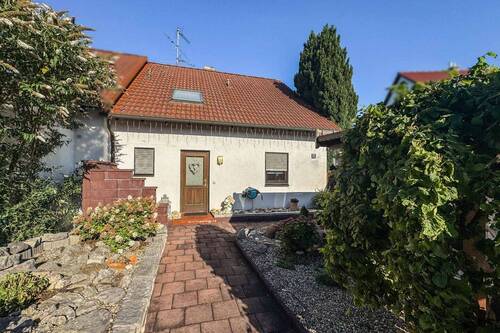 Hausansicht - Doppelhaushälfte in ruhiger Lage - Terrasse, Gartenparadies & Garage inklusive
