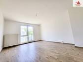 Wohnzimmer - 2-Raum-Balkonwohnung auf der Gabelsberger Straße in Annaberg - Balkon - Einbauküche!