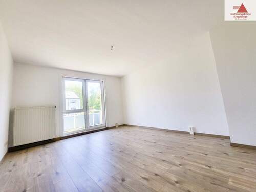 Wohnzimmer - 2-Raum-Balkonwohnung auf der Gabelsberger Straße in Annaberg - Balkon - Einbauküche!