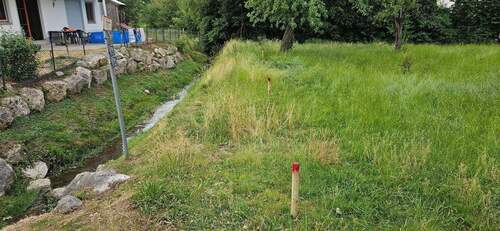 Abgrenzung zum Bach.jpg - Grundstück zum Kaufen in Steinhöring