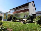Südansicht - ***PROVISIONSFREI*** - Großzügiges 'Mehr-Generationen-Haus' in ruhiger Lage! Mit Wintergarten und zwei Garagen!
