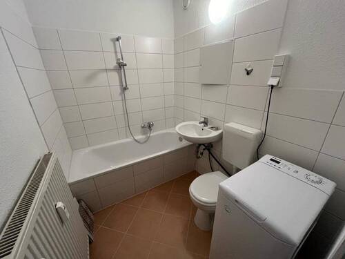 Bad mit Wanne - 3 Zimmer Etagenwohnung in Chemnitz