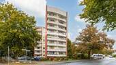 Außenansicht 3 - Kernsanierte Drei-Zimmer-Wohnung mit Loggia - Erbbaurecht vorhanden