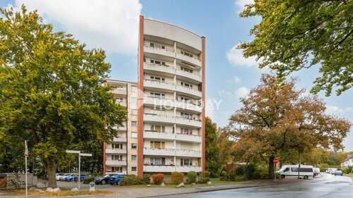 Außenansicht 3 - Kernsanierte Drei-Zimmer-Wohnung mit Loggia - Erbbaurecht vorhanden