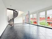 Das Wohnzimmer mit großer Fensterfront - 