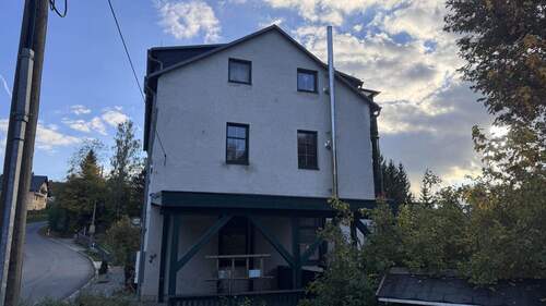 Giebelseite und Carport - 