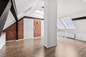 Dachgeschoss Großer Raum mit GTreppenaufgang - 