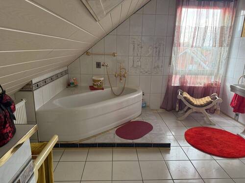 Badezimmer mit Wanne - 