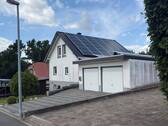 Straßenansicht - Charmantes Einfamilienhaus mit Einliegerwohnung