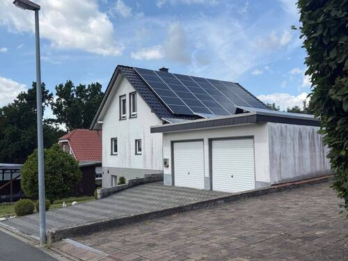 Straßenansicht - Charmantes Einfamilienhaus mit Einliegerwohnung