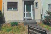 Hauseingang mit Vorgarten - 5 Zimmer Reihenmittelhaus in Frankfurt