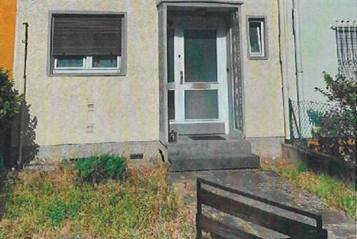 Hauseingang mit Vorgarten - 5 Zimmer Reihenmittelhaus in Frankfurt