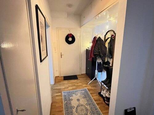 Flur - Etagenwohnung mit 76,70 m&sup2; in Frankfurt am Main zur Miete