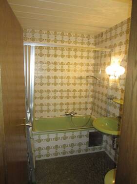 BLICK IN DAS BADEZIMMER - 