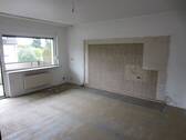 BLICK IN DAS HELLE GEMÜTLICHE WOHNZIMMER/BALKONAUS - 