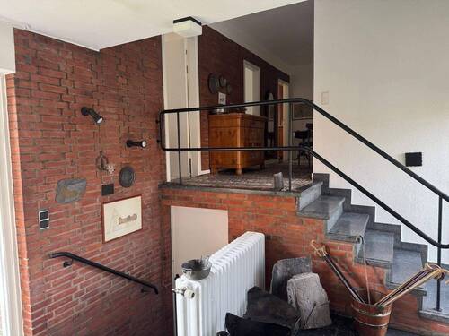 Vom Eingang in Schlafbereich und Keller - 