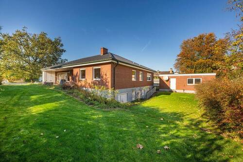 Bild 1 - **Bungalow mit großem Grundstück+ Ausbaupotenzial**
