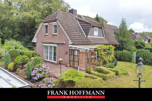 Titelbild - Einfamilienhaus mit Teich in Hamburg-Sasel