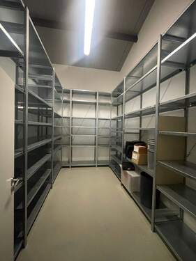 sep. Lager m. Regale - 