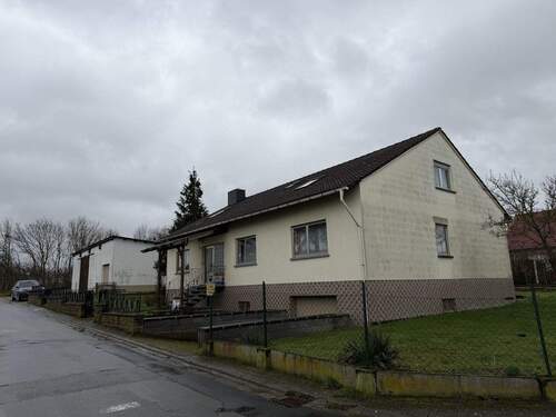 Vorderansicht - *€ 36.000,-- Jahresnettomiete möglich*Einfamilienhaus (umbaubar in 2-FH) mit mit zusätzlicher Halle*