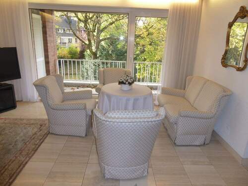 Sitzecke vor dem Balkon mit Blick in den Garten.JP - 