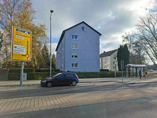 C - Zugang + Bushaltestelle.jpg - 3 Zimmer Etagenwohnung in Baunatal