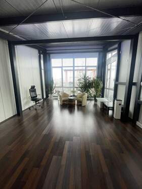 Lichtdurchflutetes Chefbüro.JPG - 