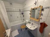 Wannenbad mit WC - 