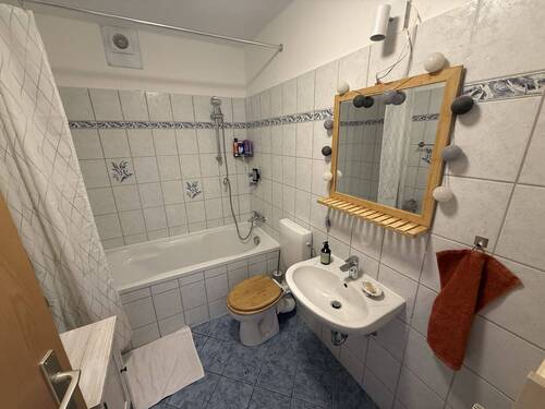 Wannenbad mit WC - 