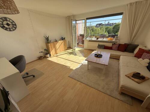 Wohnzimmer mit Balkon - 