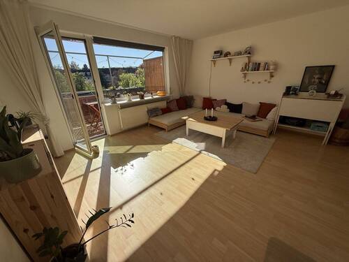 Wohnzimmer mit Balkon - 