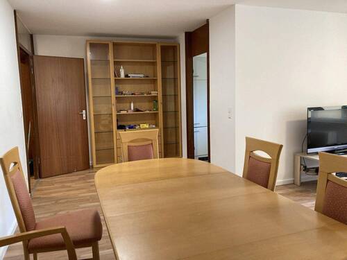 Bild 1 - Möblierte 73m² Wohnung mit Balkon und Tiefgarage in ruhiger, zentraler Lage für Familien & Pendler