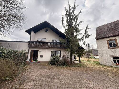 Außenansicht Hauptgebäude - Sanierungsbedürftiges Wohnhaus mit großzügigem Grundstück und Nebengebäuden zu verkaufen