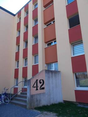 Aussenansicht - 3 Zimmer Wohnung mit Einbauküche und tollem Ausblick