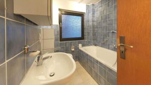 Badezimmer Dachgeschoss - 4 Zimmer Einfamilienhaus in Essen