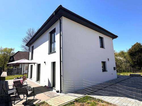 Ansicht mit Terrasse - 
