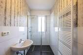Modernes Duschbad mit bodentiefer Dusche - 